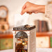EAN 6946785119275 - ROBOTIME TGB10 Casa en miniatura y rincón de libros para montar imagen 3