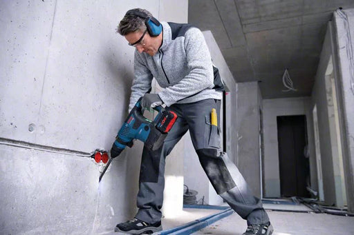 EAN 3165140996037 - Bosch GBH 18V-34 CF Professional 500 RPM SDS Plus 5,9 kg Negro, Azul imagen 2