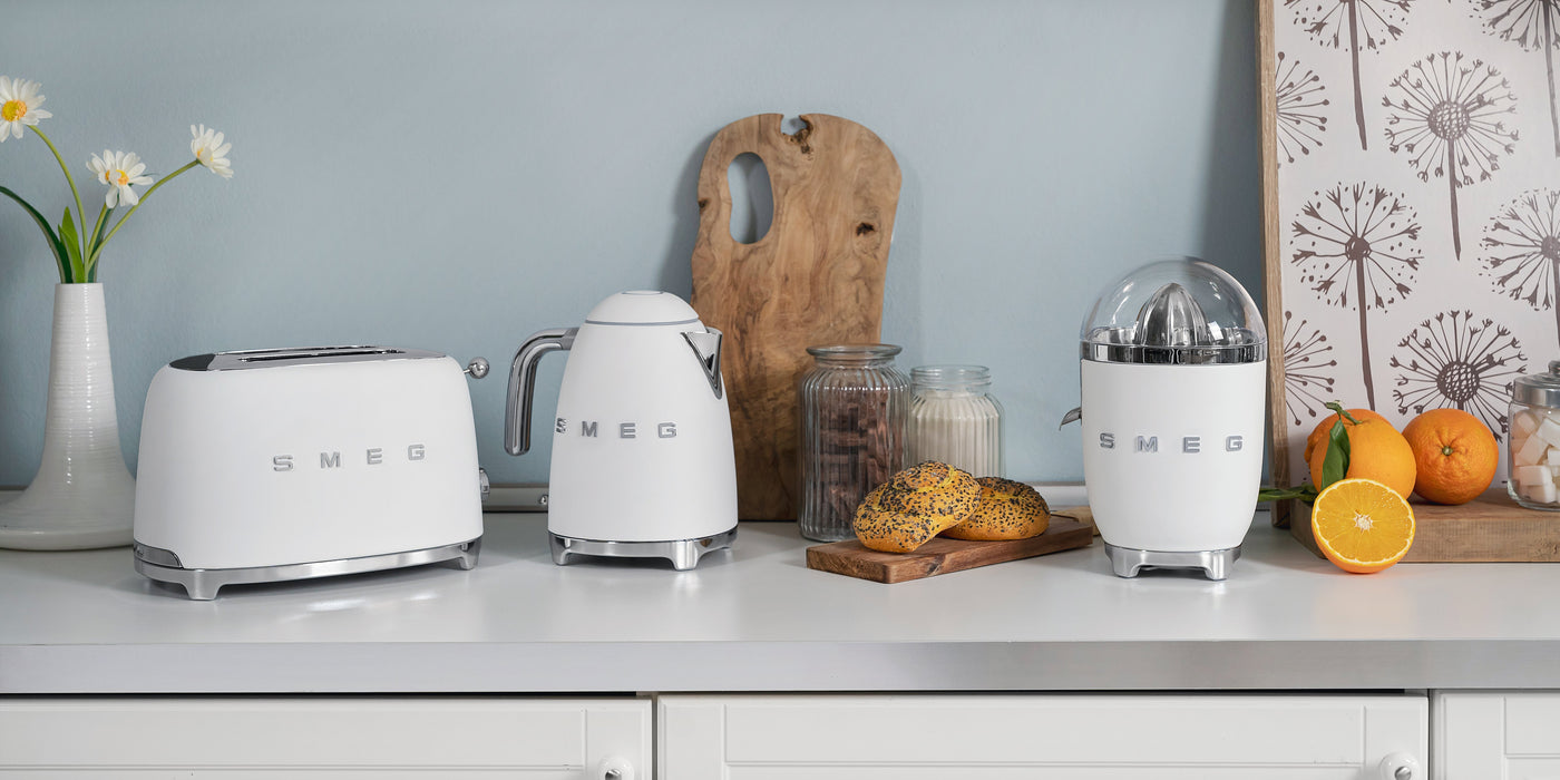 EAN 8017709290719 - Smeg KLF03WHMEU tetera eléctrica 1,7 L 2400 W Blanco imagen 13