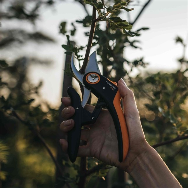EAN 6411501111173 - Fiskars Plus PowerLever P721 tijeras de podar Evitar Negro, Naranja imagen 2