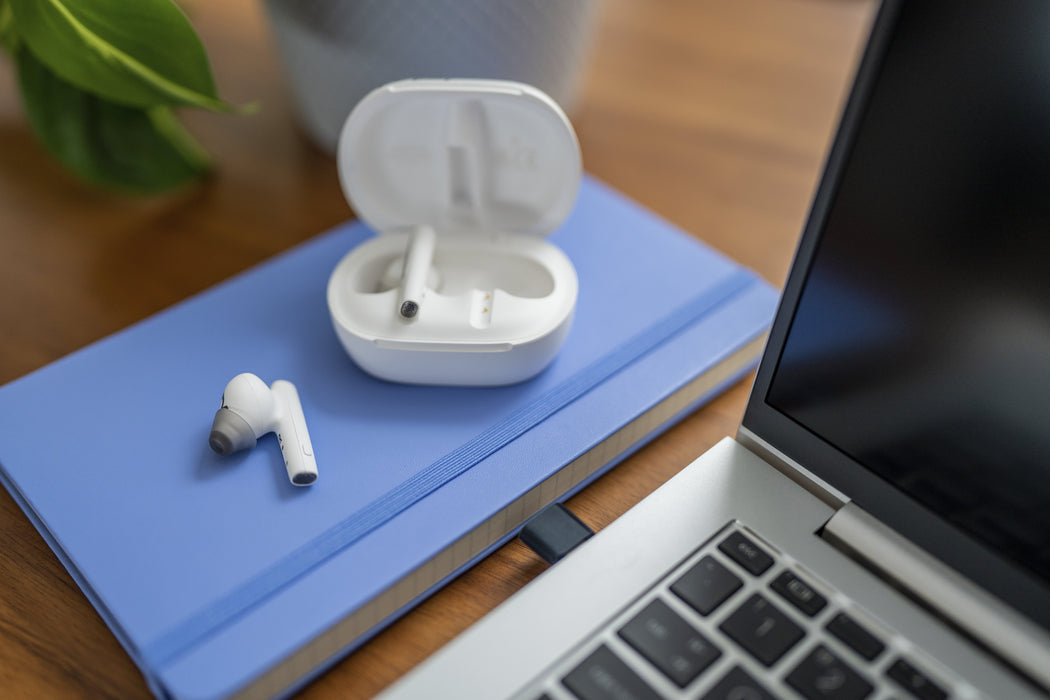 EAN 197497838633 - HP Poly Voyager Free 60/60+ White Earbuds (2 Pieces) imagen 4