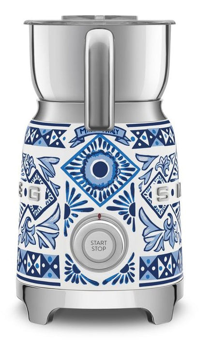 EAN 8017709323790 - Smeg MFF01DGBEU espumador o calentador de leche Automatic milk frother/warmer Azul, Plata, Blanco imagen 3