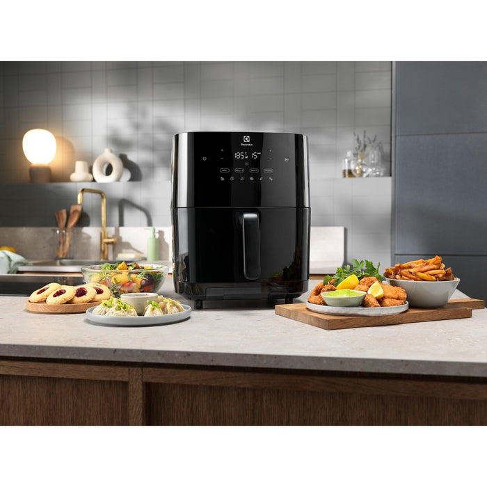 EAN 7333394032603 - Electrolux EAF7SB Sencillo 6,9 L Independiente 1700 W Freidora de aire caliente Negro imagen 16