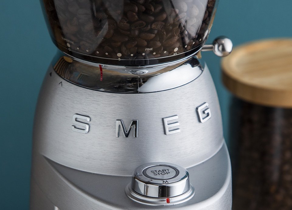 EAN 8017709339883 - Smeg CGF02SSEU molinillo de café 150 W Aluminio imagen 19