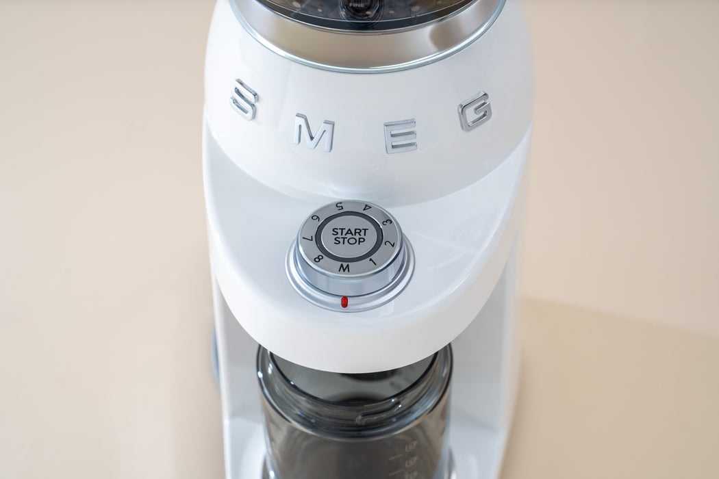 EAN 8017709355319 - Smeg CGF03WHEU molinillo de café 150 W Blanco imagen 11