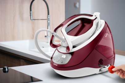 EAN 3121040077108 - Tefal GV9220 estación plancha al vapor 2600 W Durilium AirGlide Autoclean soleplate Borgoña, Blanco imagen 2