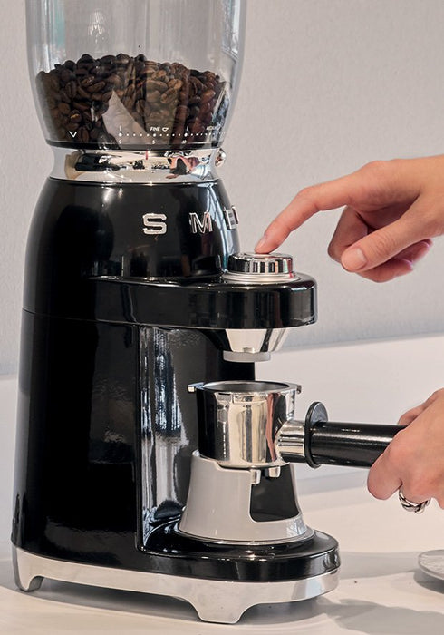 EAN 8017709317966 - Smeg CGF11BLEU molinillo de café 150 W Negro imagen 7