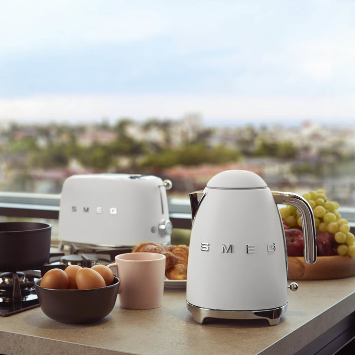 EAN 8017709290719 - Smeg KLF03WHMEU tetera eléctrica 1,7 L 2400 W Blanco imagen 15