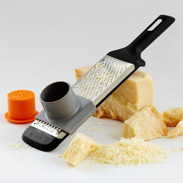 EAN 6424002000891 - Fiskars 1014412 cortador de verduras en espiral o rallador manual Rallador plano Negro, Naranja imagen 3