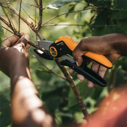 EAN 6411501111180 - Fiskars Plus PowerLever tijeras de podar Anvil Negro, Naranja imagen 2