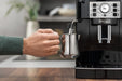 EAN 8004399325036 - De’Longhi Magnifica S ECAM 21.110.B cafetera eléctrica Totalmente automática Máquina espresso 1,8 L imagen 3