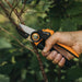 EAN 6411501111227 - Fiskars X-Series P941 tijeras de podar Anvil Negro, Naranja imagen 2