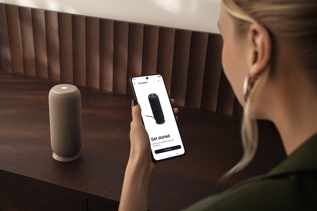 Motorola Moto Sound Flow Altavoz Para Uso Portátil Inalámbrico Bluetooth Wi-Fi Controlado Por Aplicación 30 Vatios 2 Vías Pantone Warm Taupe