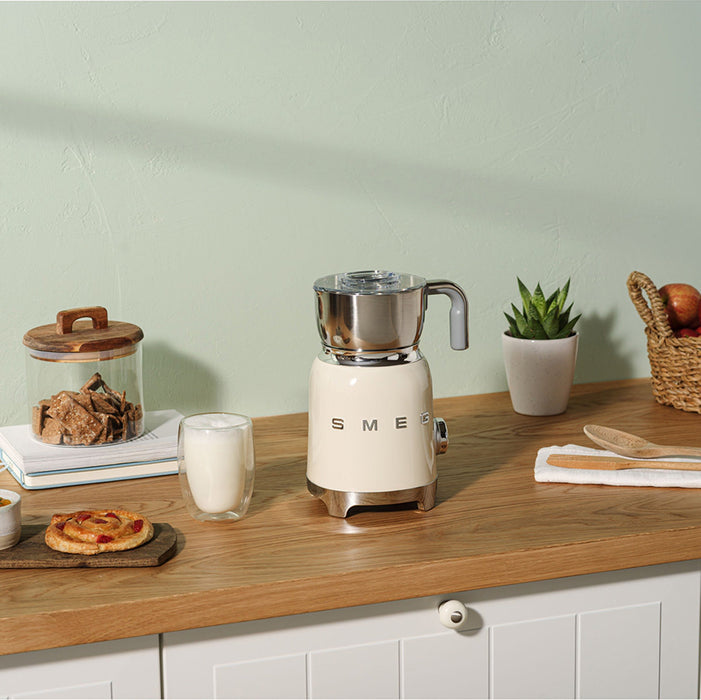 EAN 8017709316075 - Smeg MFF11CREU espumador o calentador de leche Automatic milk frother/warmer Crema de color imagen 9