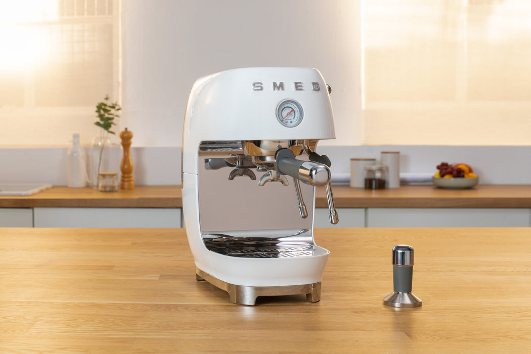 EAN 8017709349424 - Smeg ECF03WHEU cafetera eléctrica Semi-automática Máquina espresso 1,4 L imagen 22