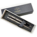 EAN 3026980932589 - Parker 2093258 juego de bolígrafos Negro, Plata 2 pieza(s) imagen 2