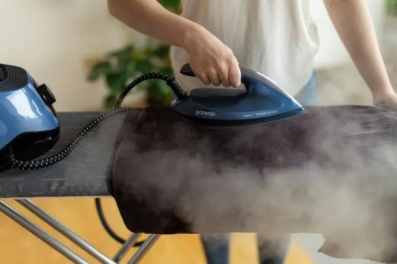 EAN 3838782872884 - Gorenje SGD3000BBK estación plancha al vapor Pressurized steam ironing station 3000 W 1,5 L Suela de cerá imagen 9