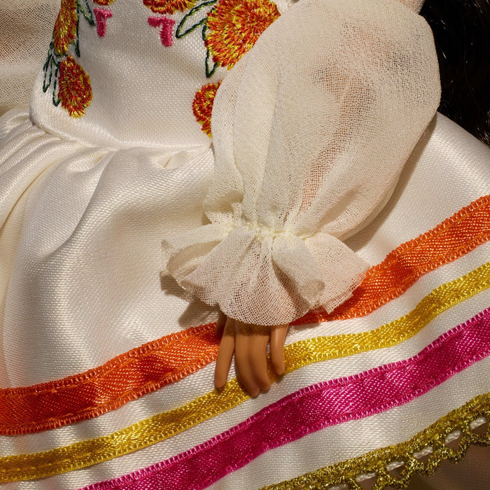 Muñeca  Barbie Signature Dia De Muertos 2025 Con Vestido Color Crema Con Volantes Jbj05