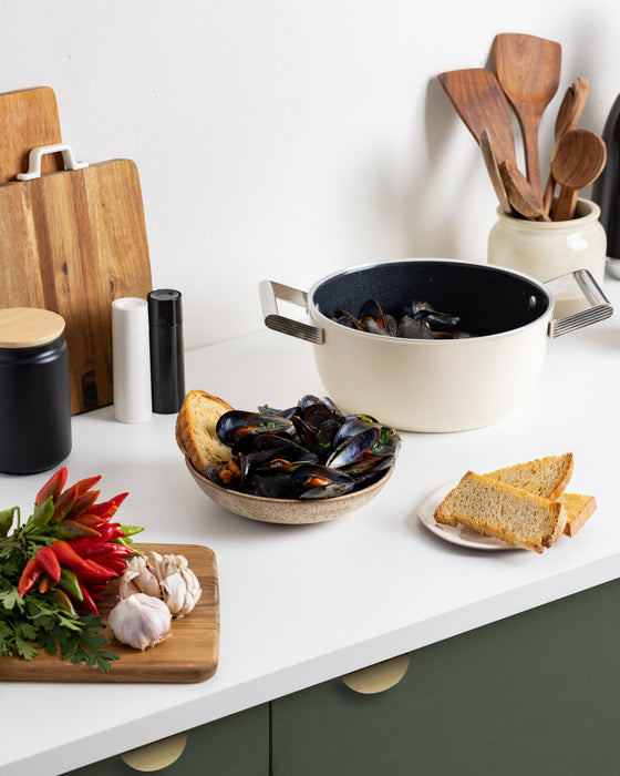 Smeg Csf2412crm Kasserolle, 24 Cm, Keramik, Edelstahlgriff, Cremefarben Matt