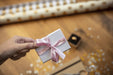 EAN 4977766770347 - Brother TZE-RE34 cinta para impresora de etiquetas Oro sobre rosa imagen 4