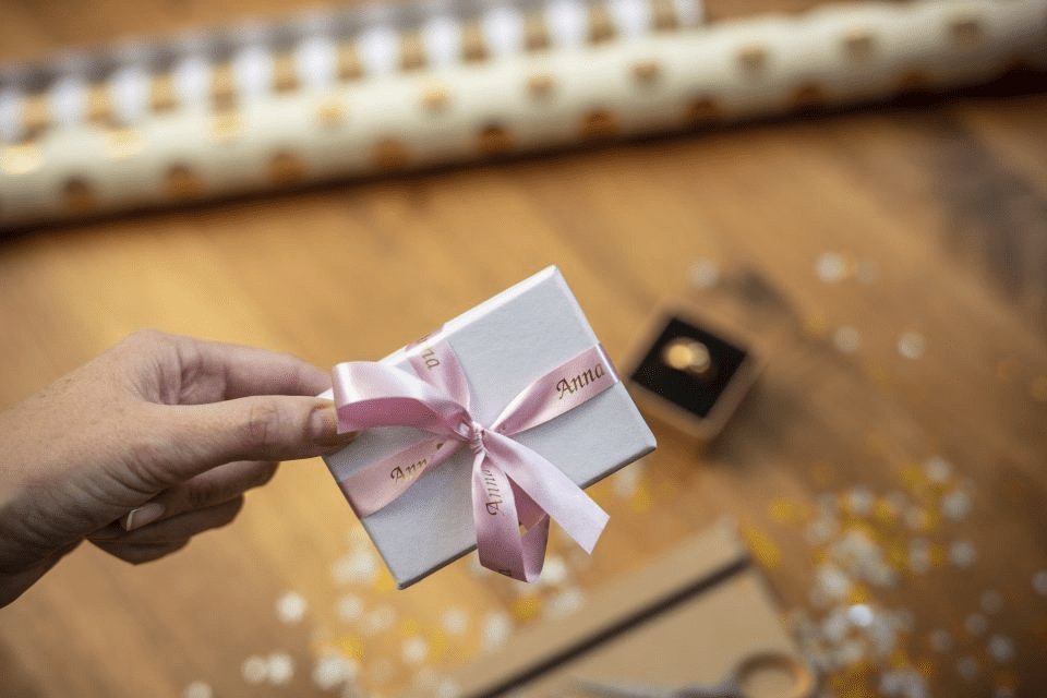 EAN 4977766770347 - Brother TZE-RE34 cinta para impresora de etiquetas Oro sobre rosa imagen 4