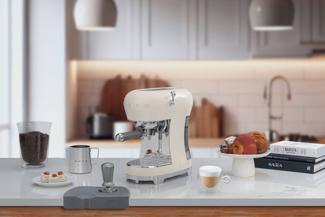EAN 8017709324827 - Smeg ECF02CREU cafetera eléctrica Manual Máquina espresso 1,1 L imagen 9