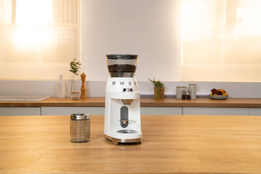 EAN 8017709355319 - Smeg CGF03WHEU molinillo de café 150 W Blanco imagen 14
