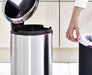 EAN 8710755112041 - Brabantia 112041 papelera 12 L Alrededor Acero inoxidable imagen 2