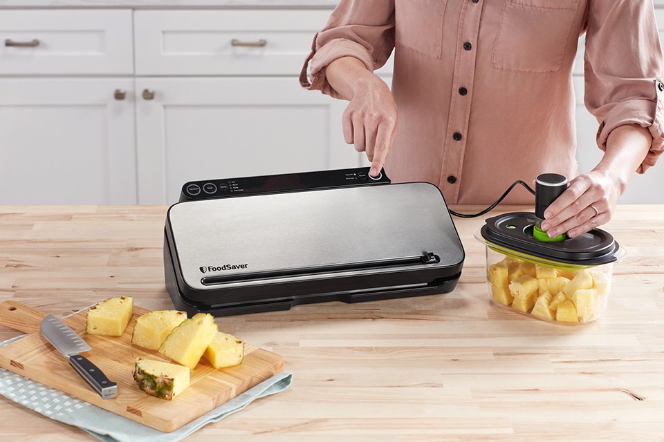 Foodsaver Envasadora Al Vacío Premium  Maquina De Envasar Al Vacio Con Cánula Con Adaptador Para Recipientes Integrada, 1 Rollo, 4 Bolsas & 4 Bolsas Con Cierre Tipo Zip [Vs3190x]