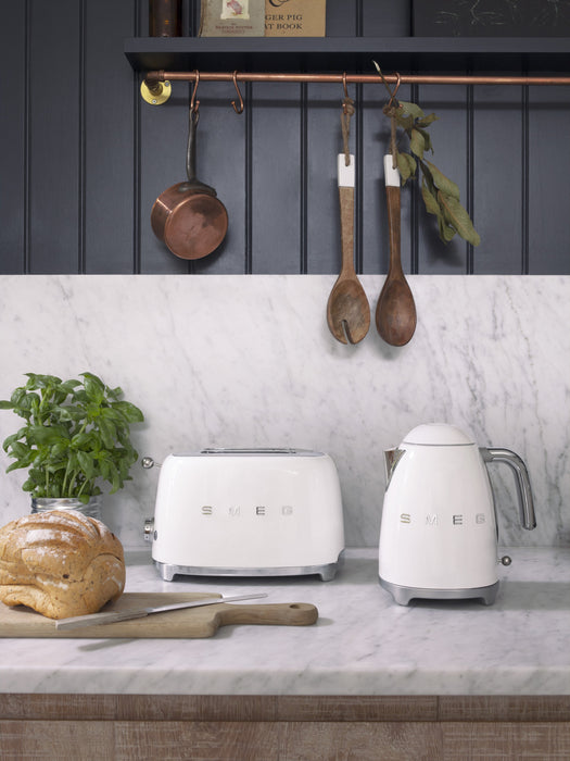 EAN 8017709227852 - Smeg KLF03CREU tetera eléctrica 1,7 L 2400 W Crema de color imagen 11