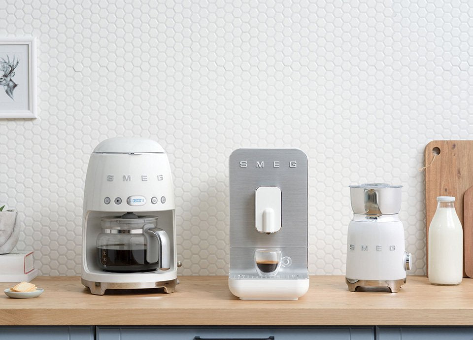 EAN 8017709280550 - Smeg DCF02WHEU cafetera eléctrica Totalmente automática Cafetera de filtro 1,4 L imagen 3