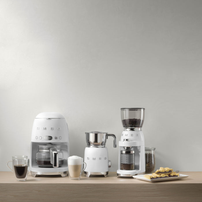EAN 8017709280550 - Smeg DCF02WHEU cafetera eléctrica Totalmente automática Cafetera de filtro 1,4 L imagen 5