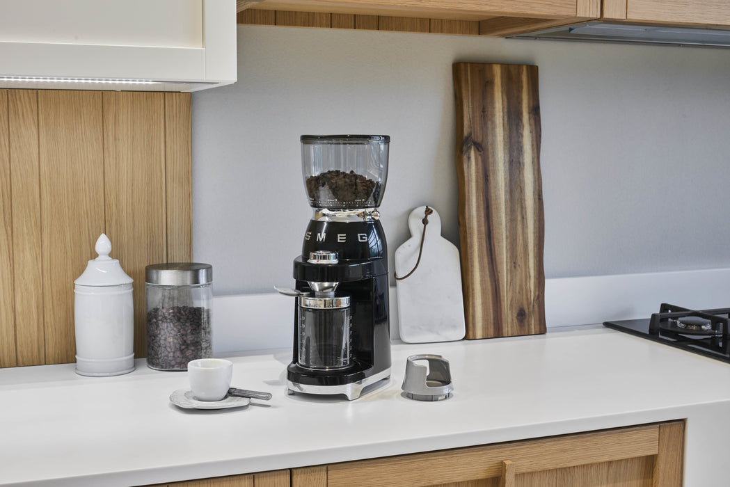 EAN 8017709317966 - Smeg CGF11BLEU molinillo de café 150 W Negro imagen 14