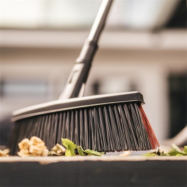 EAN 6411501310378 - Fiskars 1025921 escoba Exterior Negro imagen 3