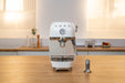 EAN 8017709349424 - Smeg ECF03WHEU cafetera eléctrica Semi-automática Máquina espresso 1,4 L imagen 21