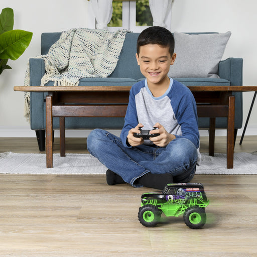EAN 0778988548264 - Monster Jam MJC RDC 1to24Scale GraveDigger UPCX GML imagen 2