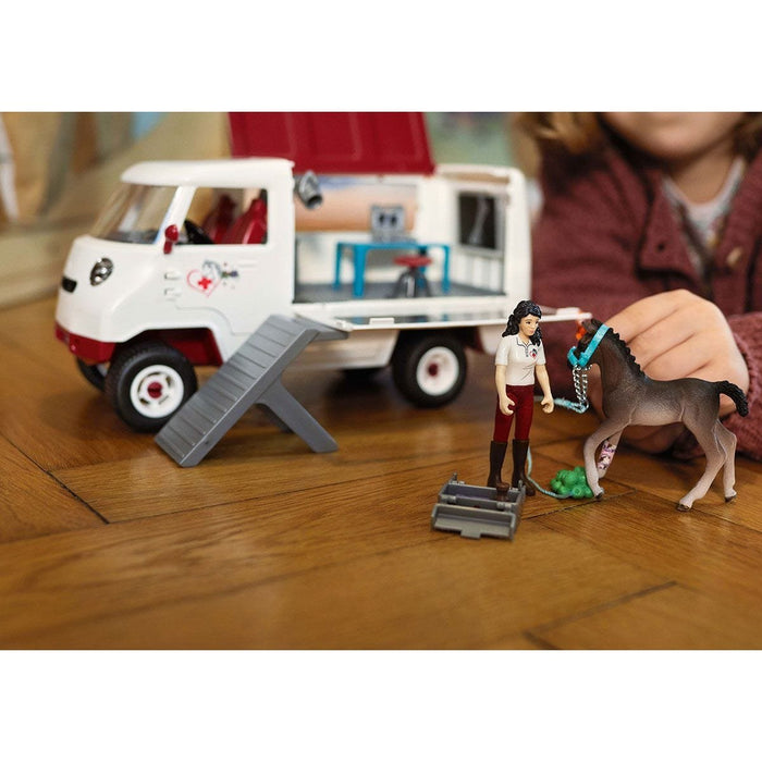 Schleich Horse Club 42439 Veterinaria Móvil Con Potro Hannoveriano
