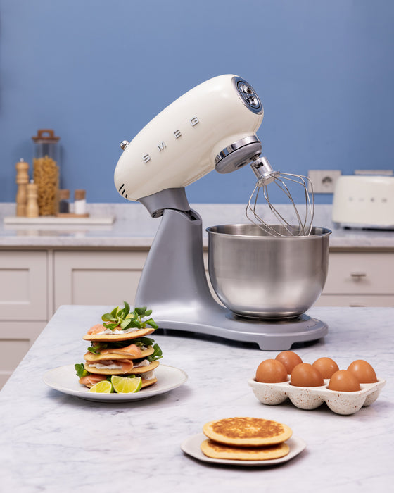 Máquina Multiusos Smeg Smf04creu, 4,8 L, 800 W, Color Crema.
