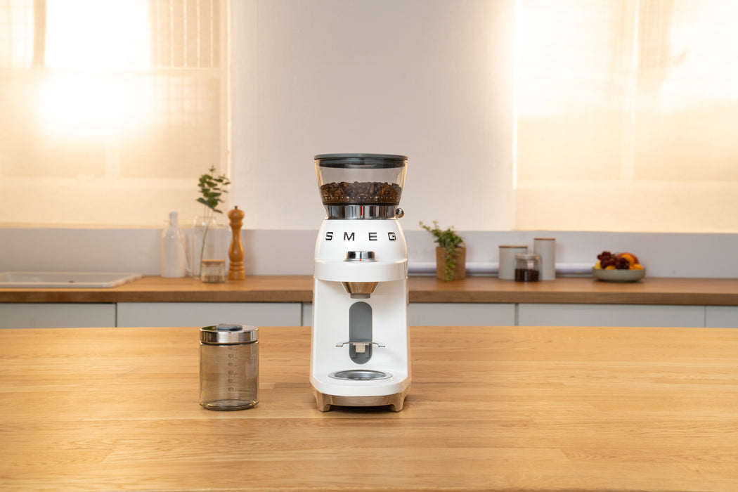 EAN 8017709355319 - Smeg CGF03WHEU molinillo de café 150 W Blanco imagen 13