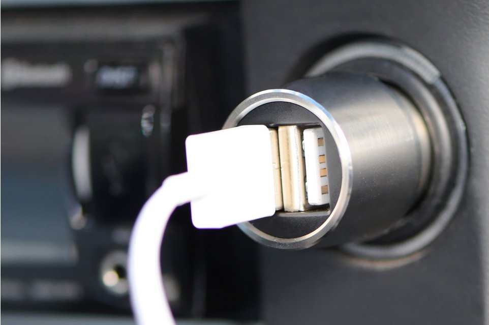 EAN 4054007841209 - Ednet 84120 cargador de dispositivo móvil Universal Plata Encendedor de cigarrillos Auto imagen 4