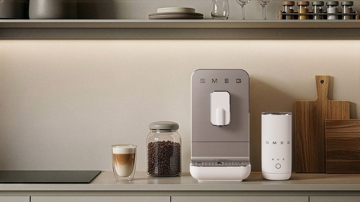 EAN 8017709334819 - Smeg BCC11WHMEU cafetera eléctrica Totalmente automática Máquina espresso 1,4 L imagen 24