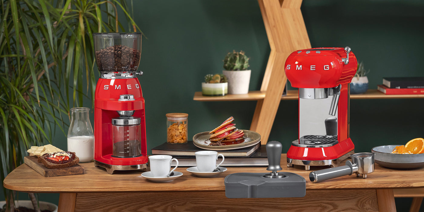 EAN 8017709318000 - Smeg CGF11RDEU molinillo de café 150 W Rojo imagen 7